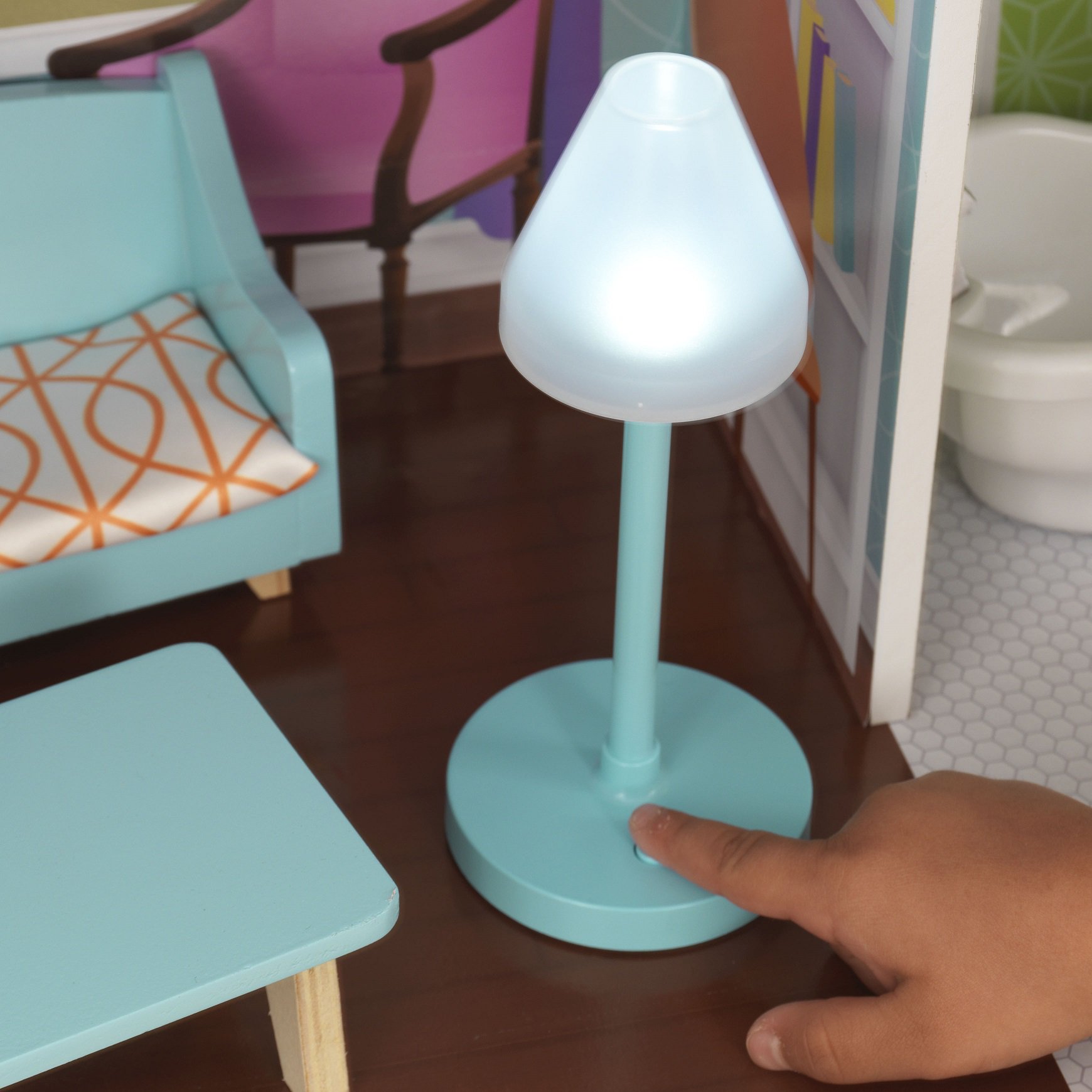 Detalle de lámpara con luz de kidkraft casa de muñecas avery 65943