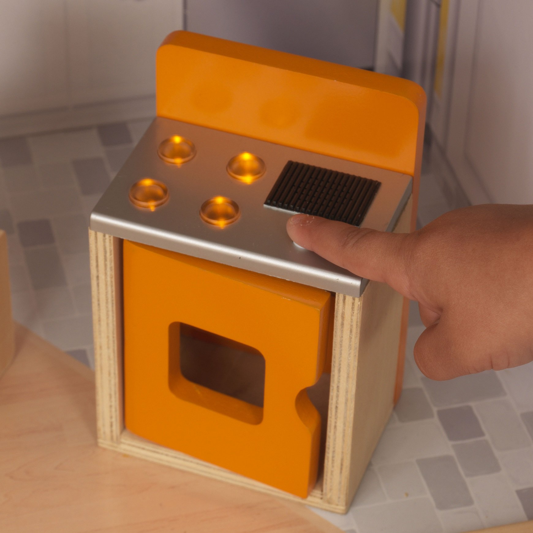 Detalle del horno con luz de kidkraft casa de muñecas avery 65943