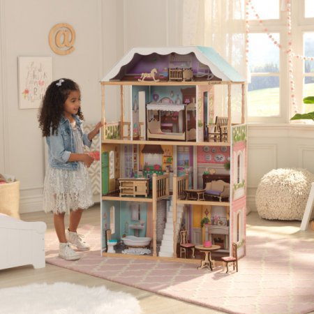 Imagen de niña con su kidkraft casa charlotte 65956