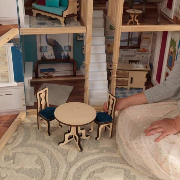 Detalle mesa y sillas de kidkraft casa gran aniversario 65947