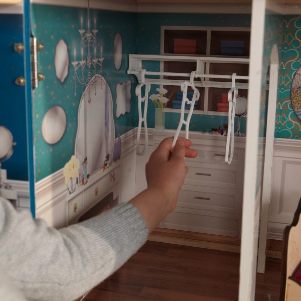 Detalle vestidor con perchas de kidkraft casa gran aniversario 65947