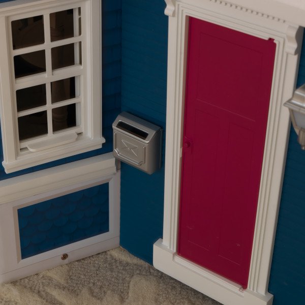 Detalle buzón de kidkraft casa gran aniversario 65947