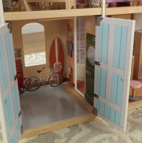 Detalle del precioso trastero de kidkraft casa de muñecas gran mansion con vistas 65954