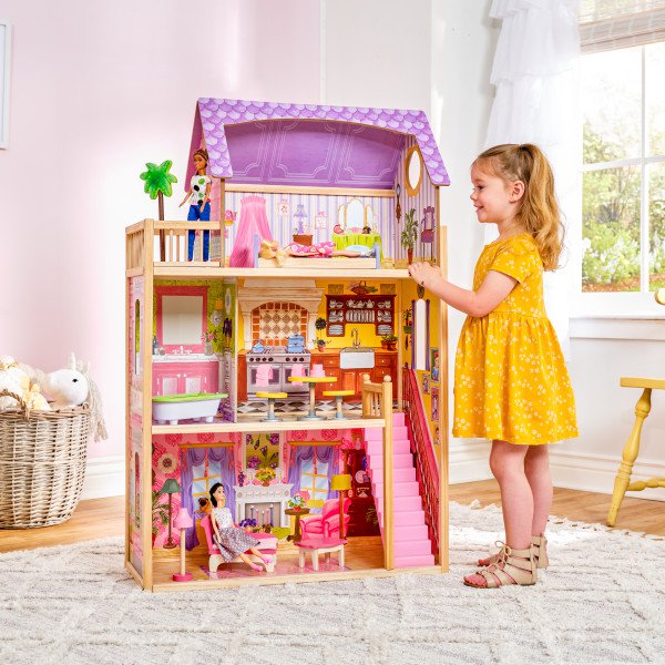 Imagen de niña jugando con Kidkraft Casa De Muñecas Kayla 65092