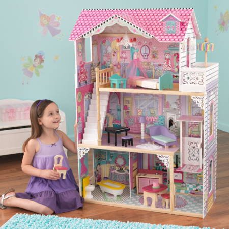 Niña jugando son su kidkraft casa de muñecas annabelle 65934