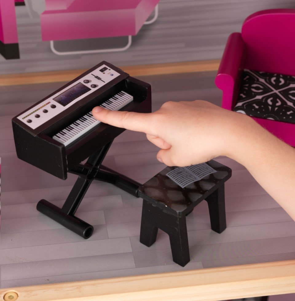 Detalle de piano kidkraft casa de muñecas estilo mansion de lujo 65826