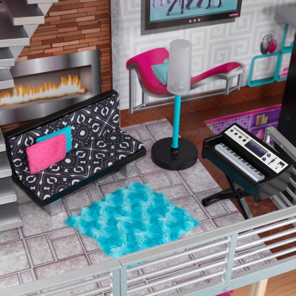 Detalle del sofá, piano, lámpara de Kidkraft casa de muñecas luxury 65871