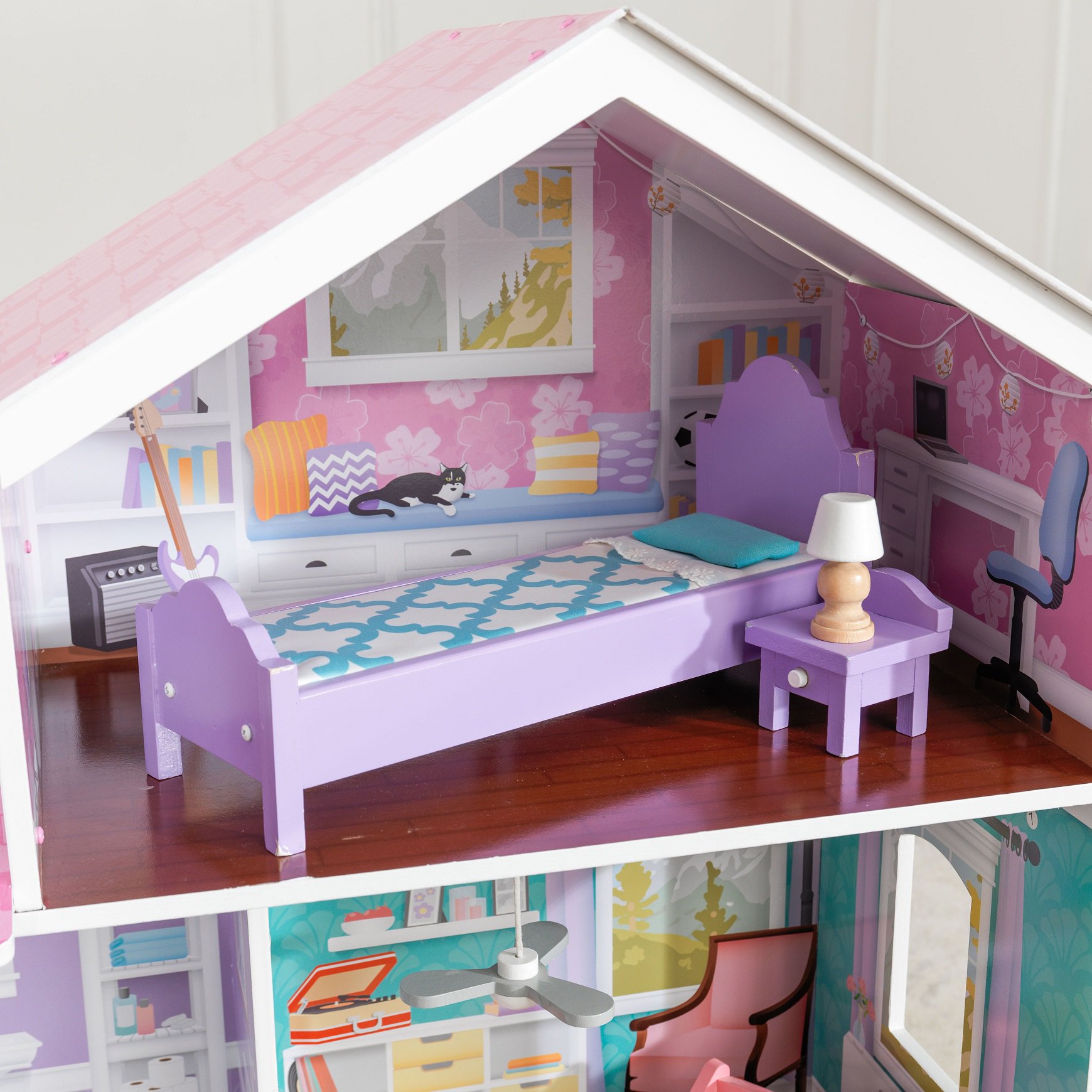 Detalle de cama, mesita y lámpara de dormitorio de la kidkraft casa de muñecas glendale manor 65940