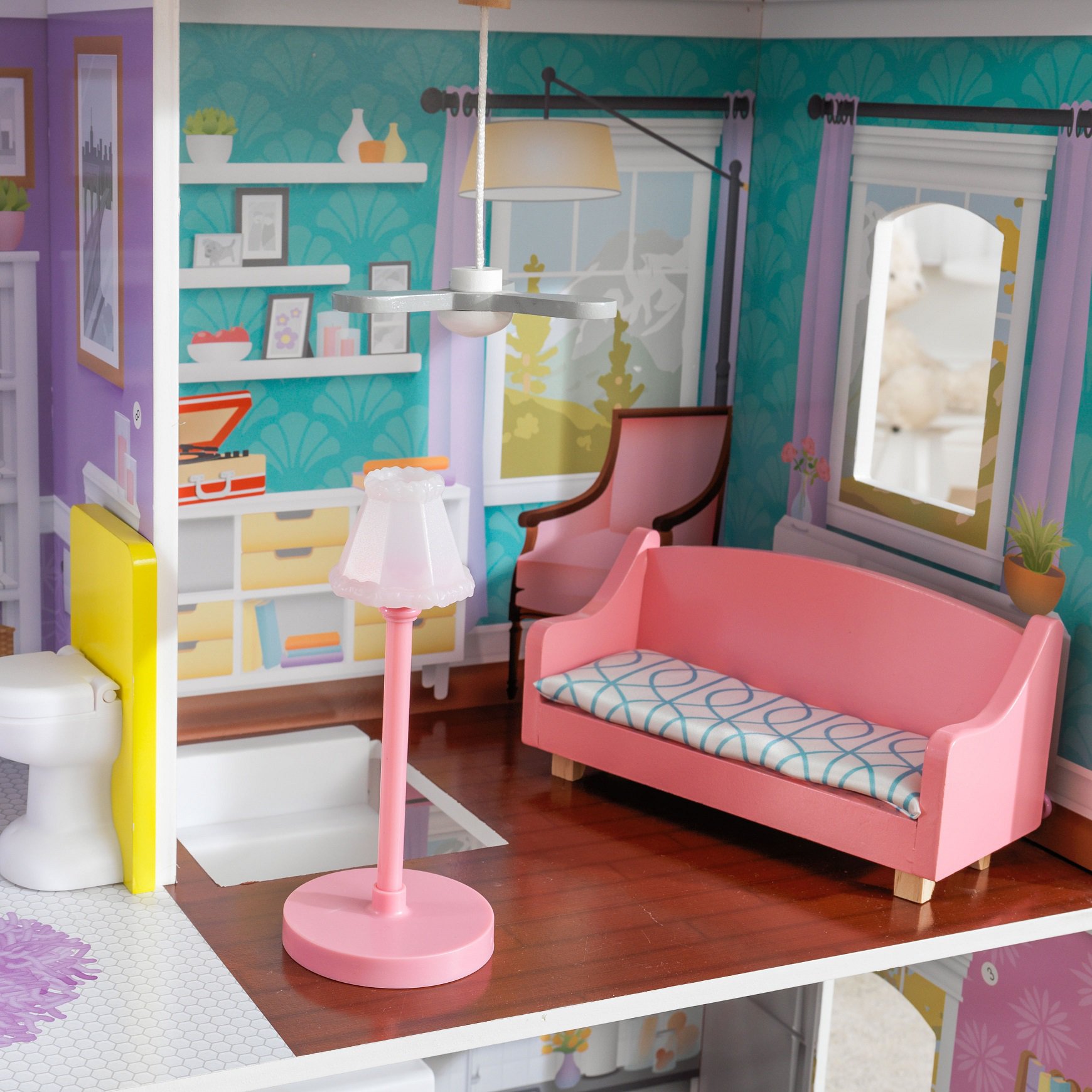 Detalle del sofá y lámpara de la kidkraft casa de muñecas glendale manor 65940