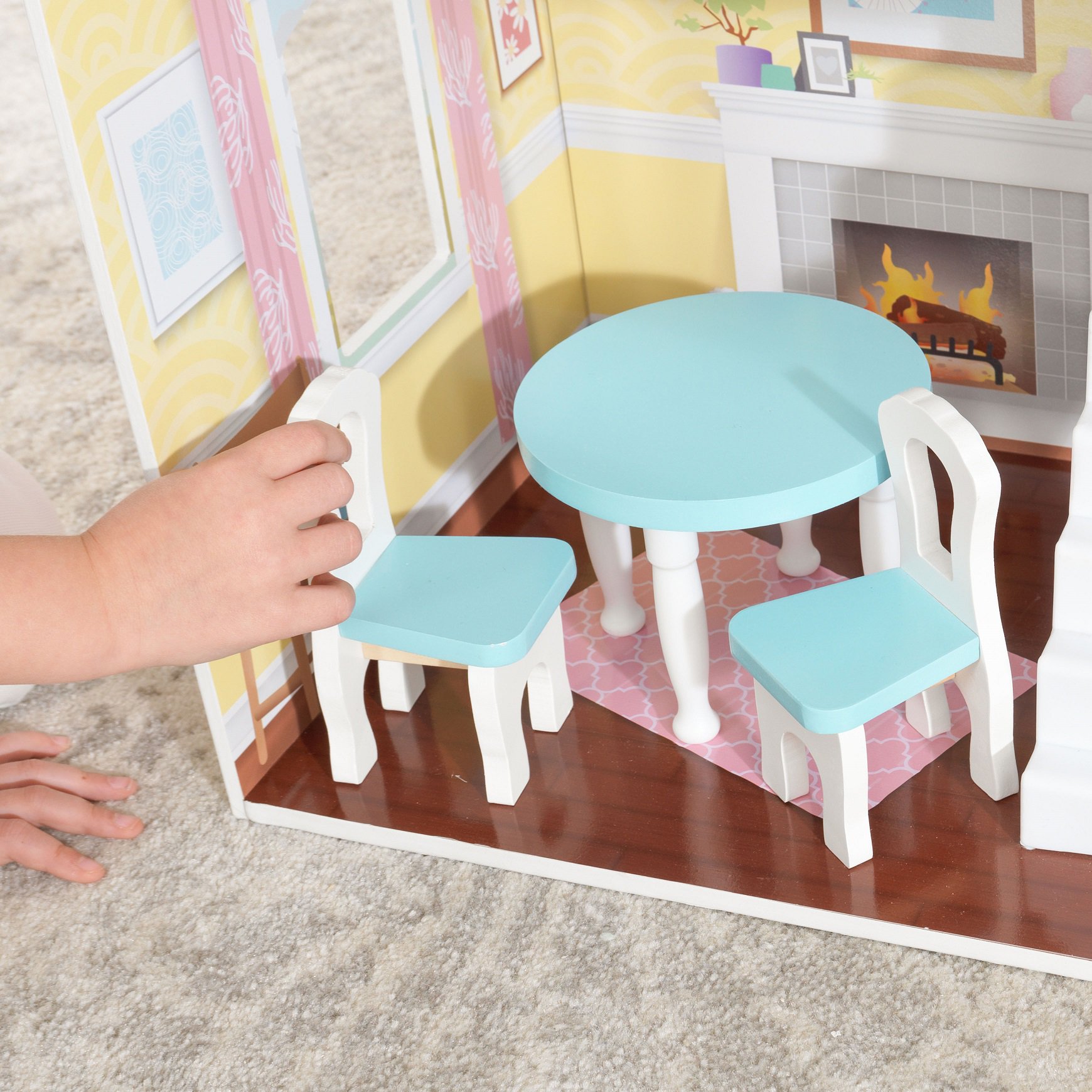 Detalle de las mesas y sillas de la kidkraft casa de muñecas glendale manor 65940
