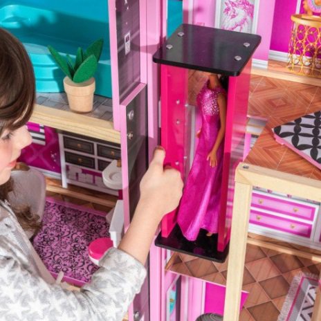 Detalle de muñeca en el ascensor de kidkraft mansión de los reflejos 65949