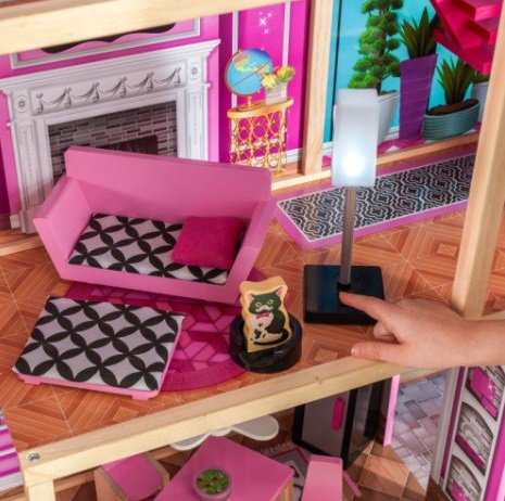 Detalle del sofá y lámpara con luz de kidkraft mansión de los reflejos 65949