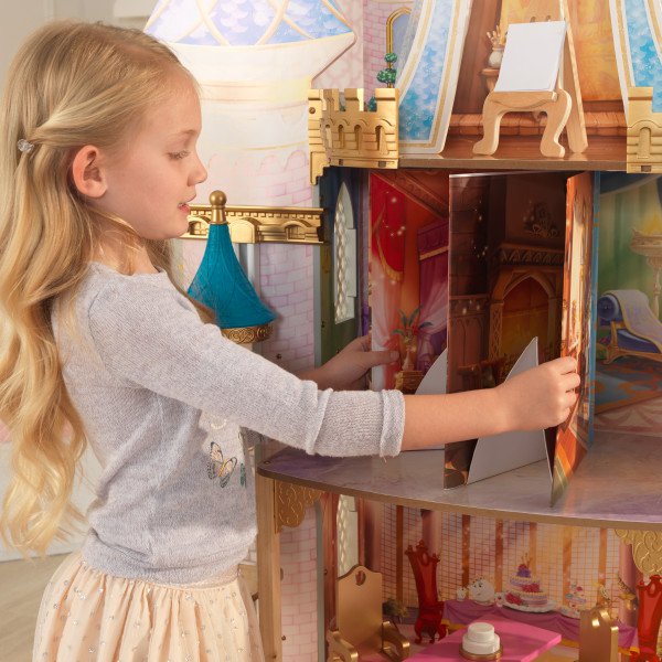Niña jugando con su cuento de la casa de muñecas kidkraft disney princess royal celebration 65962