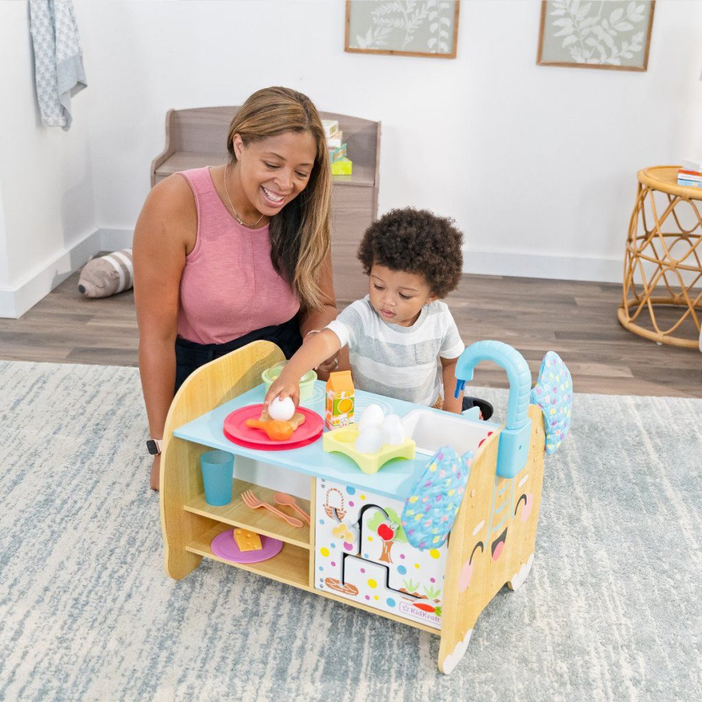 Kidkraft Cocina Divertida Centro de Actividades Elefante - niño jugando