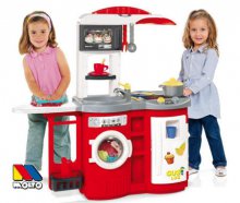 Cocina vista de frente con dos niñas jugando.