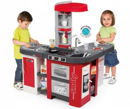 Dos niños jugando con la cocina
