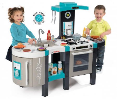 Cocina vista de frente con dos niños jugando