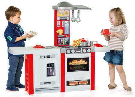 Niños jugando con la cocina con todos los accesorios disponibles