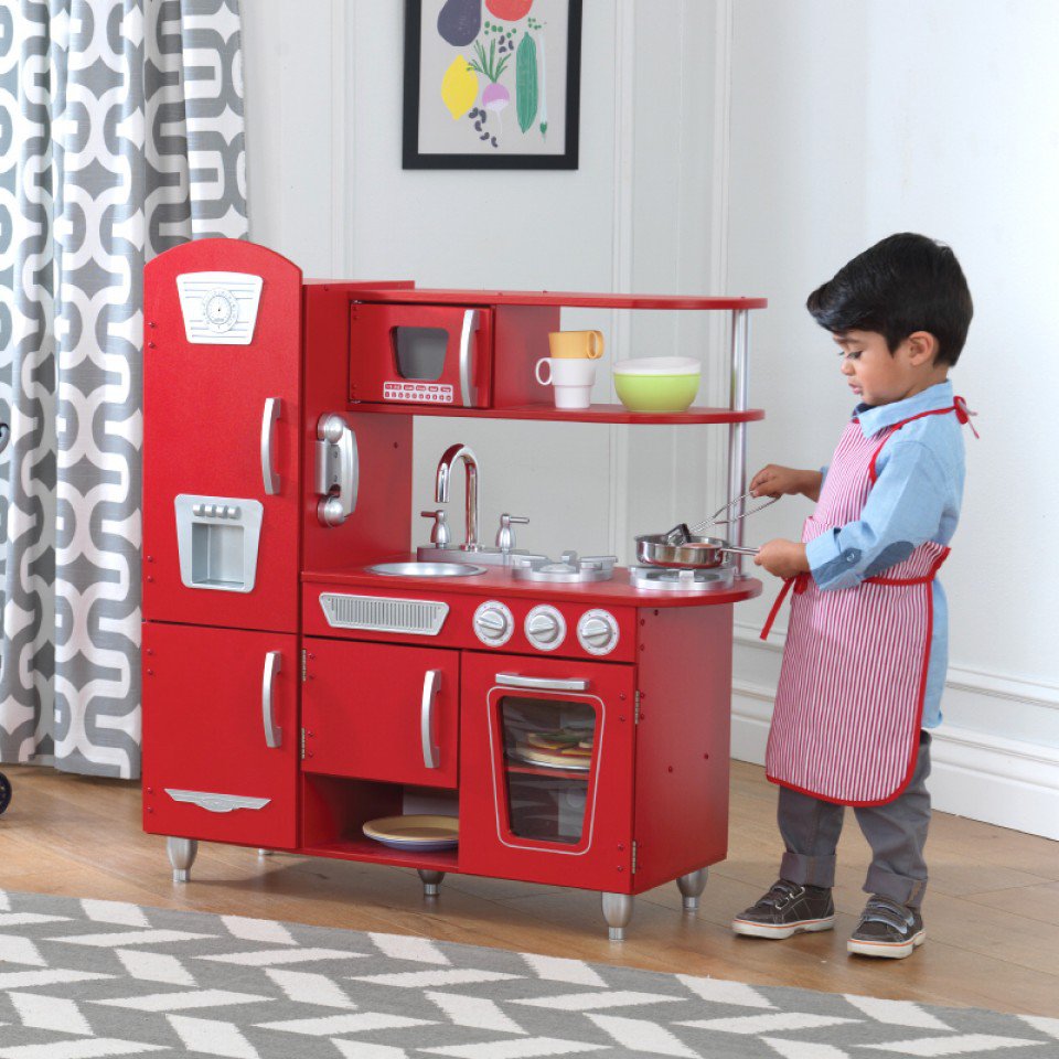 Niño jugando con Kidkraft Cocina Estilo Retro Color Roja 53173