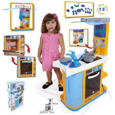 Niña jugando con cocina con todos los accesorios disponibles.