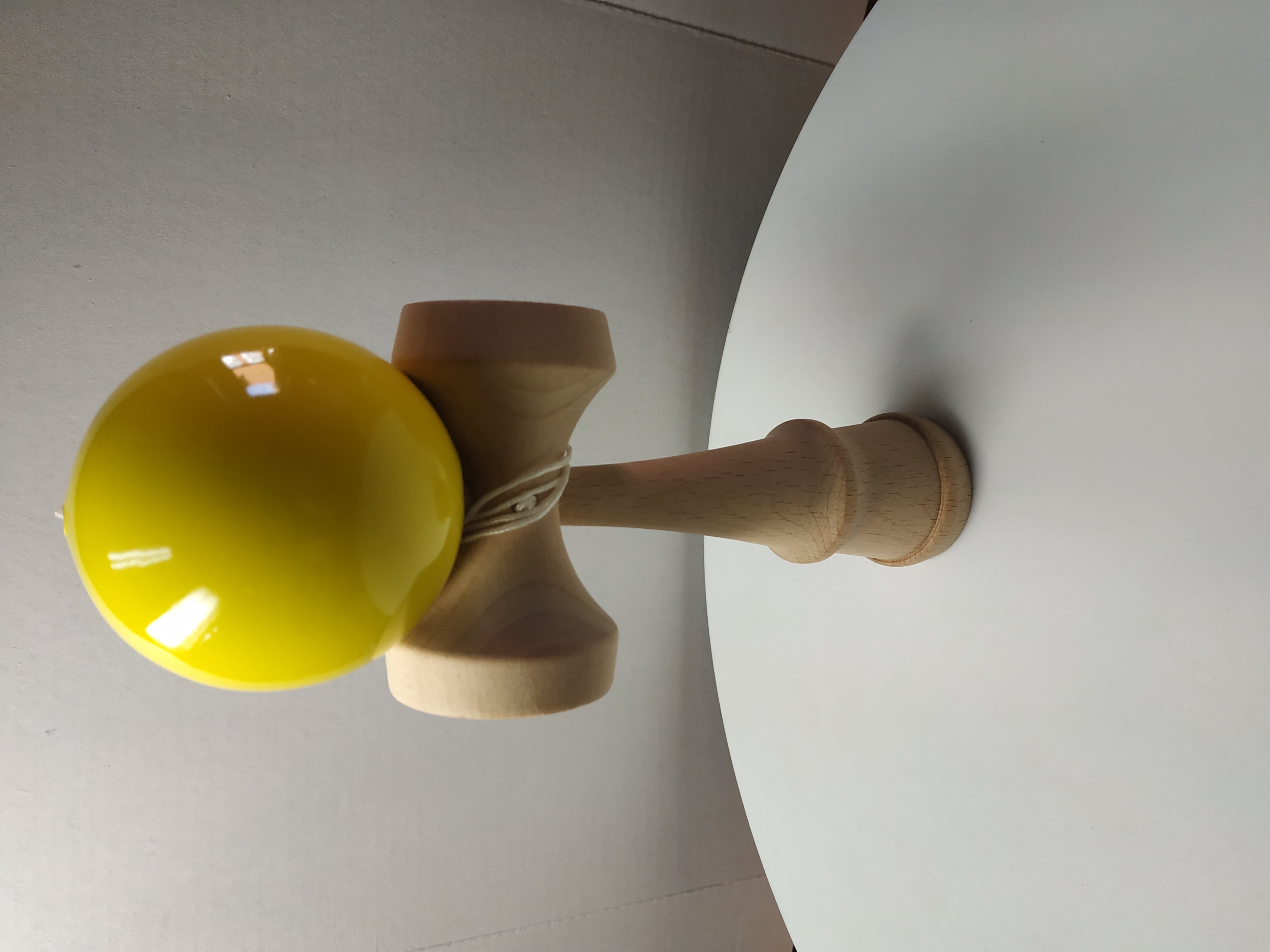 kendama amarillo