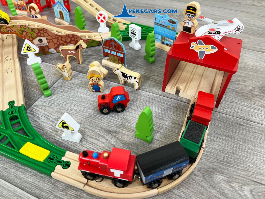 Set de madera con Tren a pilas y 85 piezas detalle tren