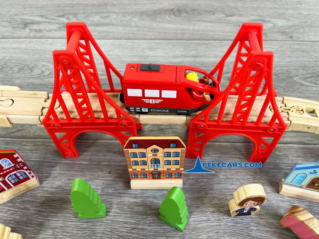 Set de madera con Tren a pilas y 85 piezas detalle puente