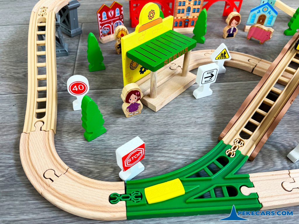 Set de madera con Tren a pilas y 85 piezas detalle vías